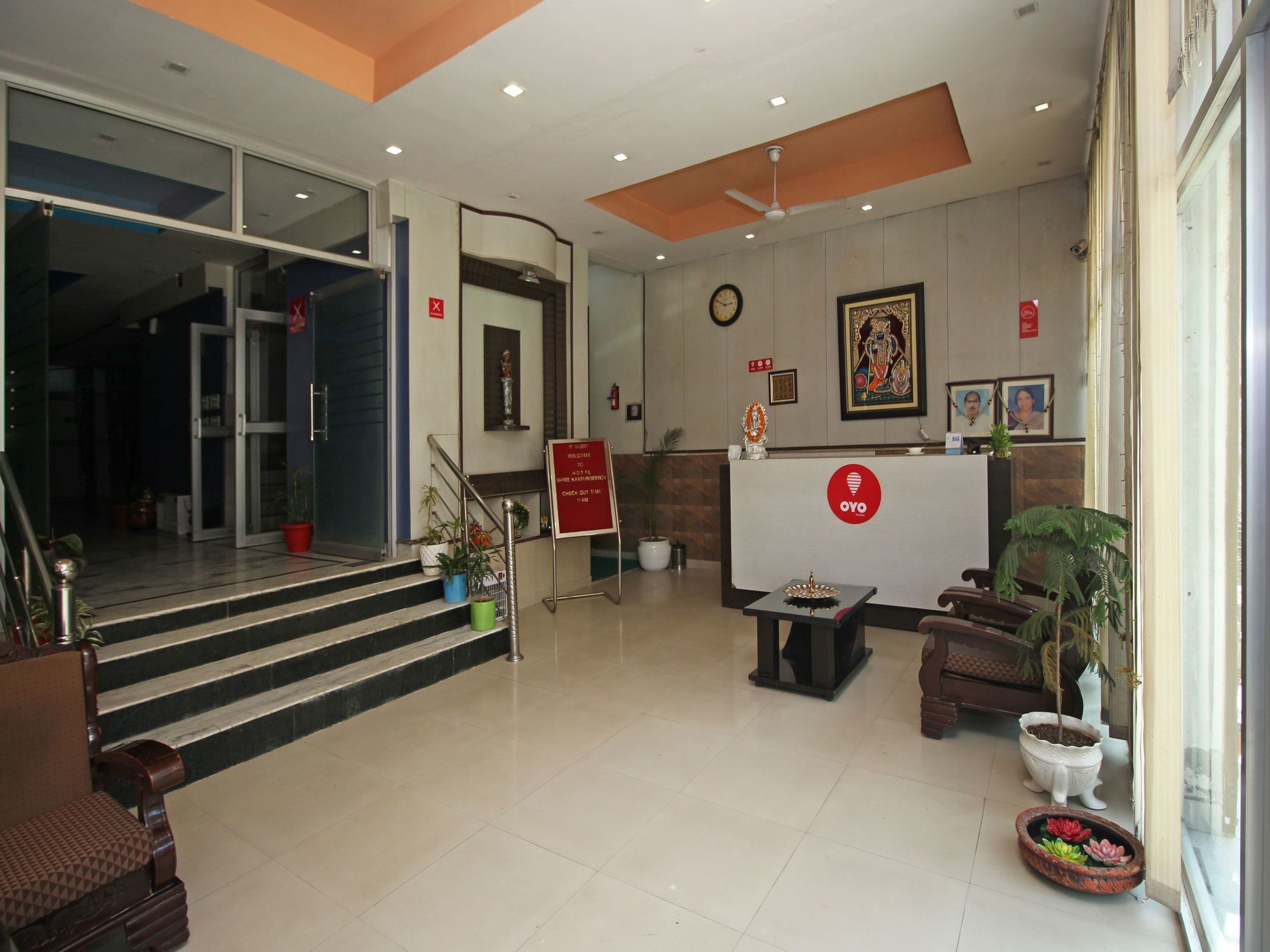 Oyo 576 Hotel Shree Kanta Residency غورغاون المظهر الخارجي الصورة
